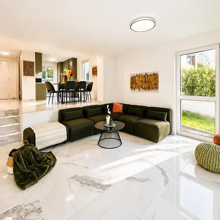 Spacious 4br & 1lr For Families & Groups Villa