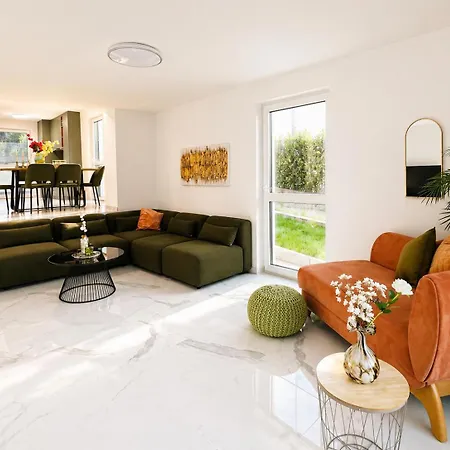 Spacious 4br & 1lr For Families & Groups مودلينغ