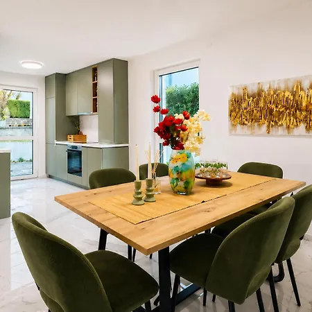 Spacious 4br & 1lr For Families & Groups *